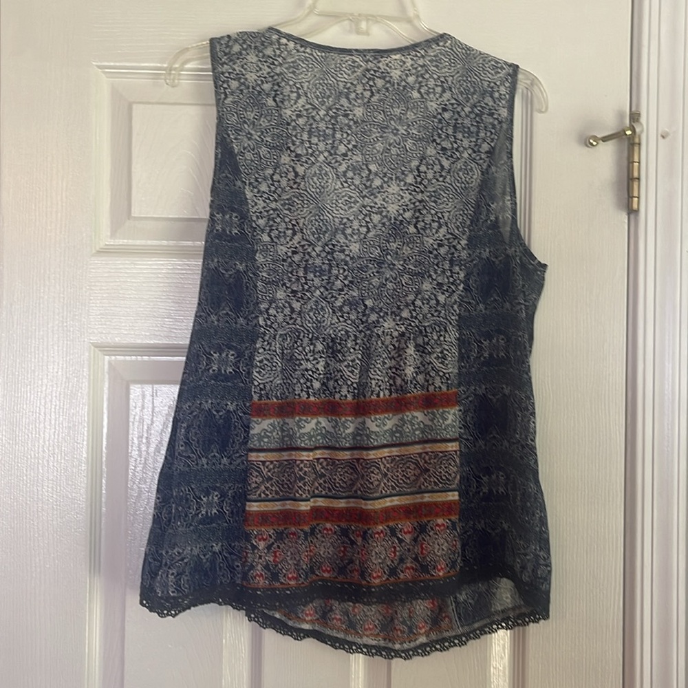 Knox Rose Blue and Red Patterned Sleeveless Blouse - Picture 4 of 4